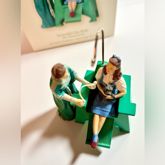 Hallmark Wizard of Oz 2008 Ornament - Picture 2 of 4